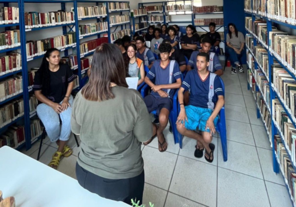 A Hora do Conto: Um Encontro Literário Transformador na Biblioteca Municipal Raymundo Reis.